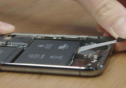 Opening and Removing The Battery
