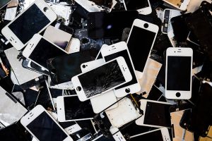 Top Signs You Need To Visit An iPhone Repair Shop